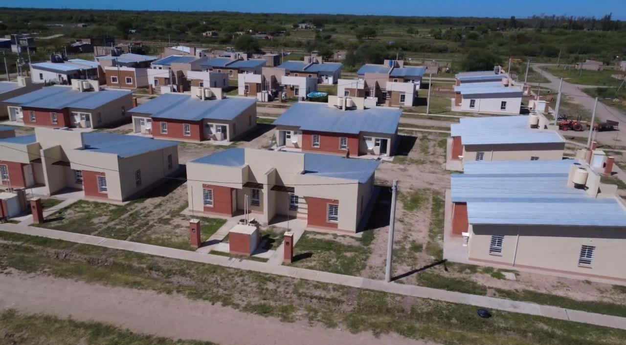 AVANZA LA CONSTRUCCIÓN DE VIVIENDAS EN PRESIDENCIA DE LA PLAZA, PRÓXIMAS A SER SORTEADAS.