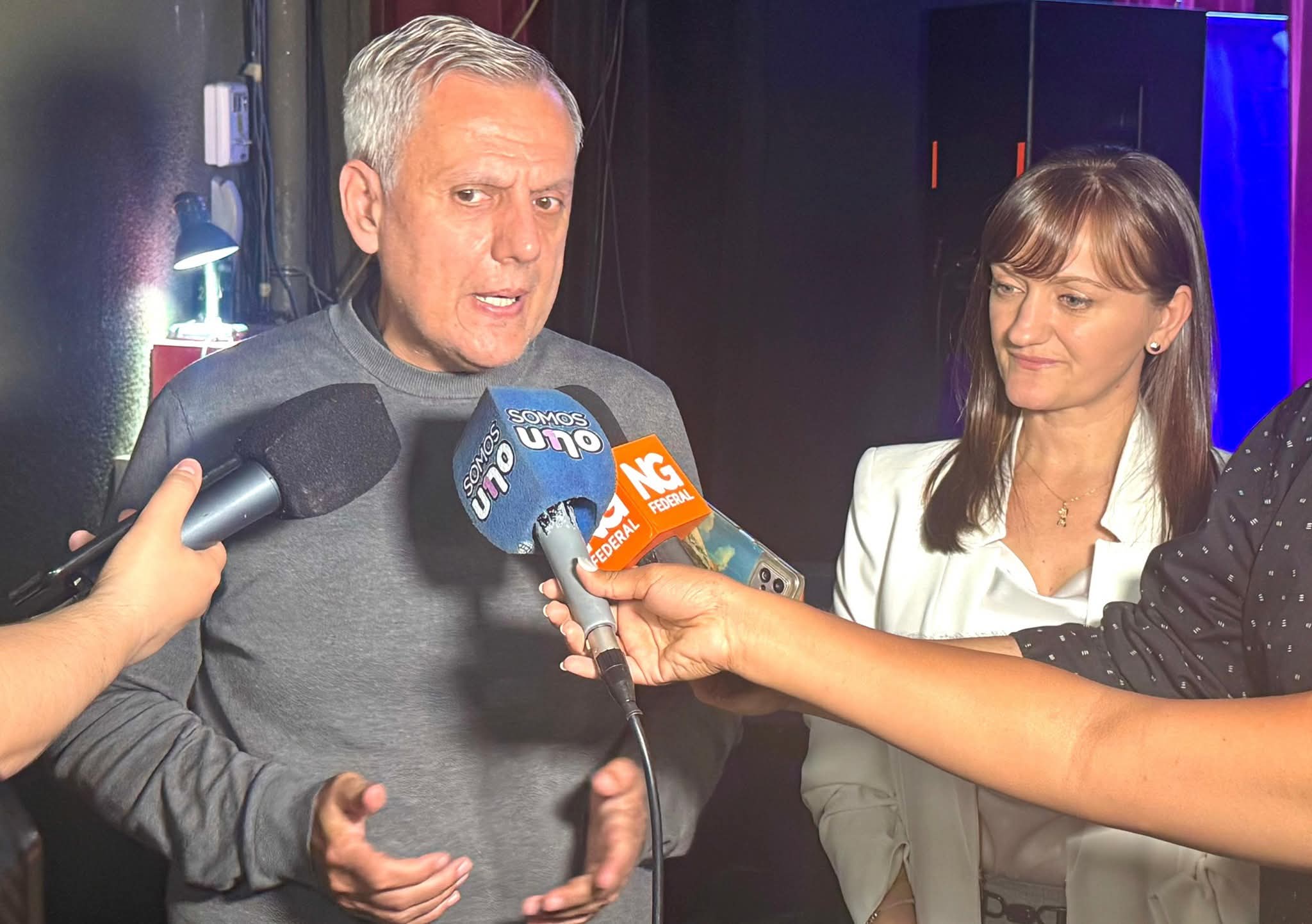 SILVANA SCHNEIDER ACOMPAÑÓ LA CHARLA MOTIVACIONAL DE BERNARDO STAMATEAS EN RESISTENCIA.