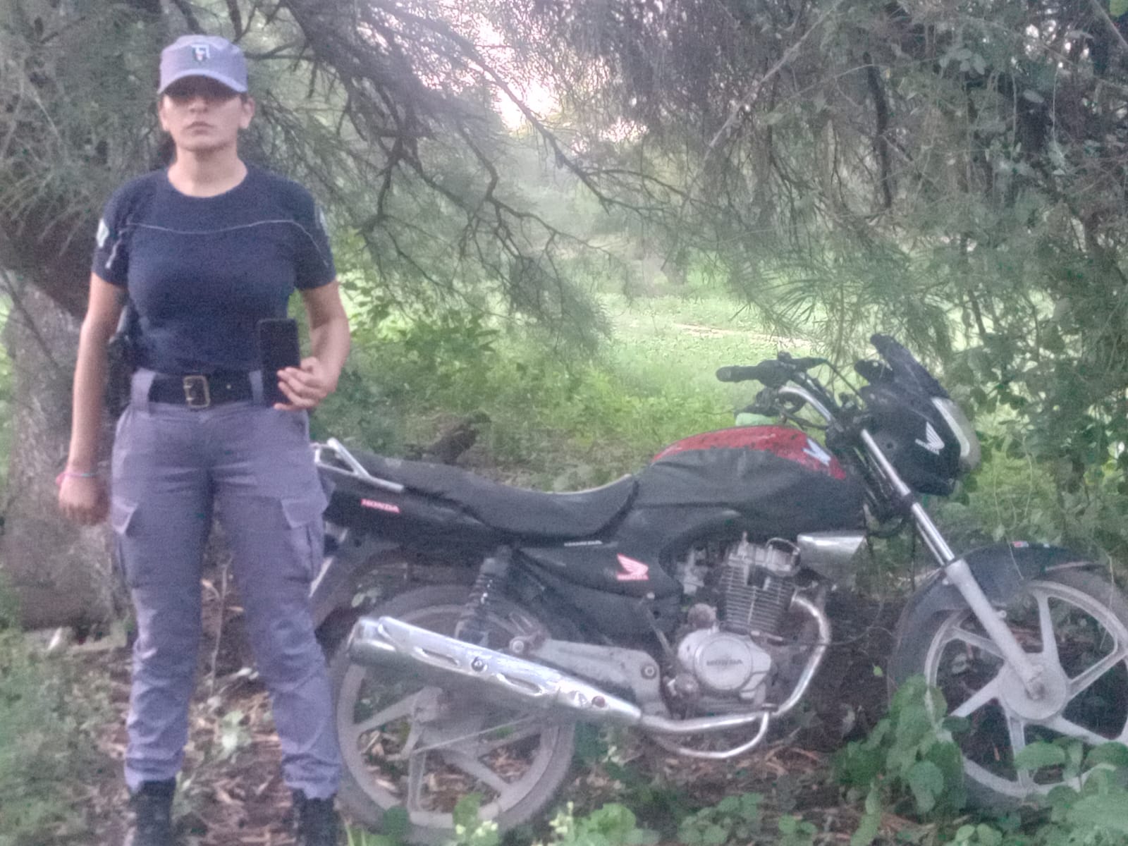 VILLA RÍO BERMEJITO: PERSONAL POLICIAL RECUPERA UNA MOTOCICLETA Y UN TELÉFONO CELULAR ROBADOS. 