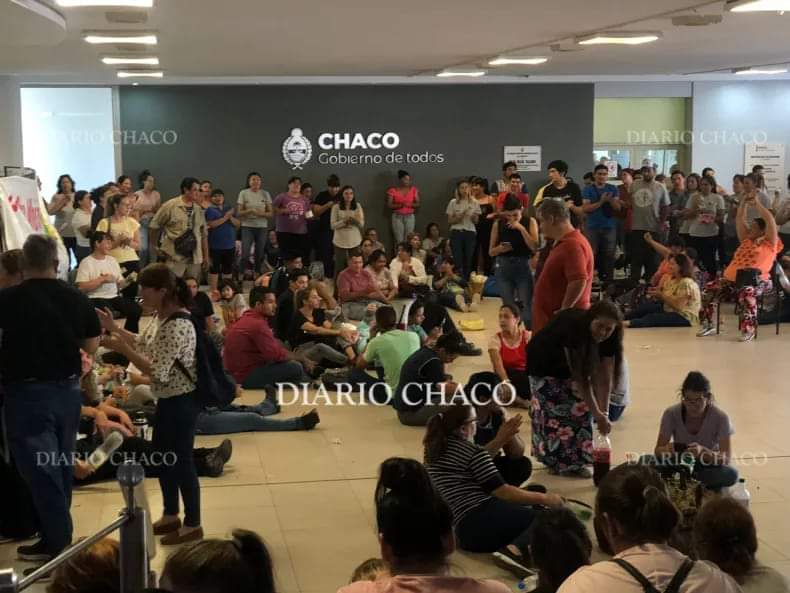 PERSONAL DEL MINISTERIO DE GOBIERNO TOMÓ EL HALL DE CASA DE GOBIERNO EN RECLAMO POR PASES A PLANTA.