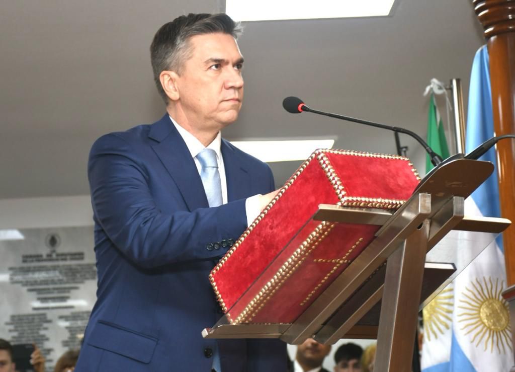 EL GOBERNADOR LEANDRO ZDERO Y LA VICEGOBERNADORA SILVANA SCHNEIDER JURARON EN LA LEGISLATURA.