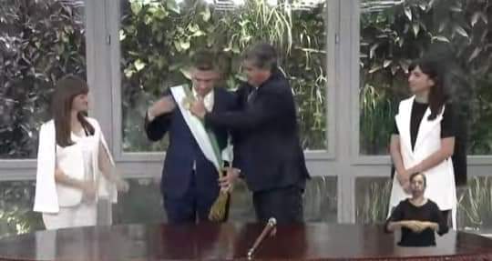 ZDERO RECIBIÓ LOS ATRIBUTOS POR PARTE DE CAPITANICH Y ASUMIÓ OFICIALMENTE COMO GOBERNADOR. 