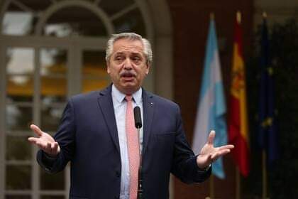 A 24 HORAS DE IRSE, ALBERTO FERNÁNDEZ FIRMÓ UN DECRETO PARA QUE EL ESTADO LE PAGUE SU CUSTODIA EN TODO EL MUNDO Y DE POR VIDA.