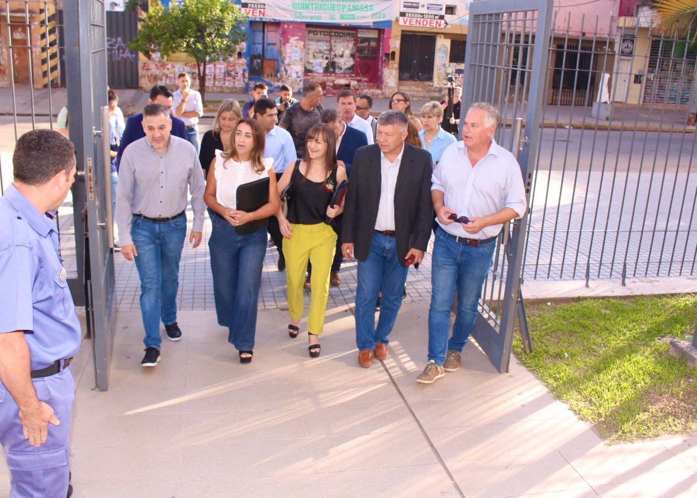 LOS FUNCIONARIOS DEL GOBERNADOR ZDERO INGRESARON A TRABAJAR TEMPRANO EN CASA DE GOBIERNO.