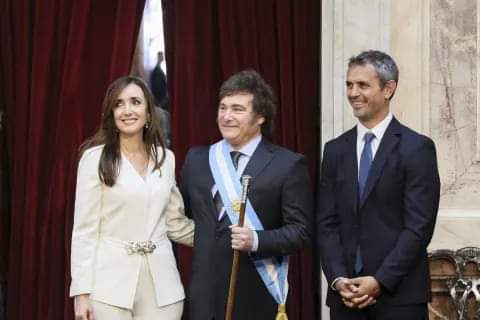 JURÓ JAVIER MILEI Y YA ES PRESIDENTE DE LA ARGENTINA.