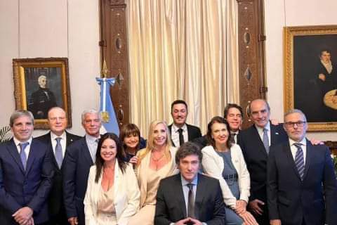 SIN TRANSMISIÓN OFICIAL, EL PRESIDENTE JAVIER MILEI LES TOMÓ JURAMENTO A SUS MINISTROS.