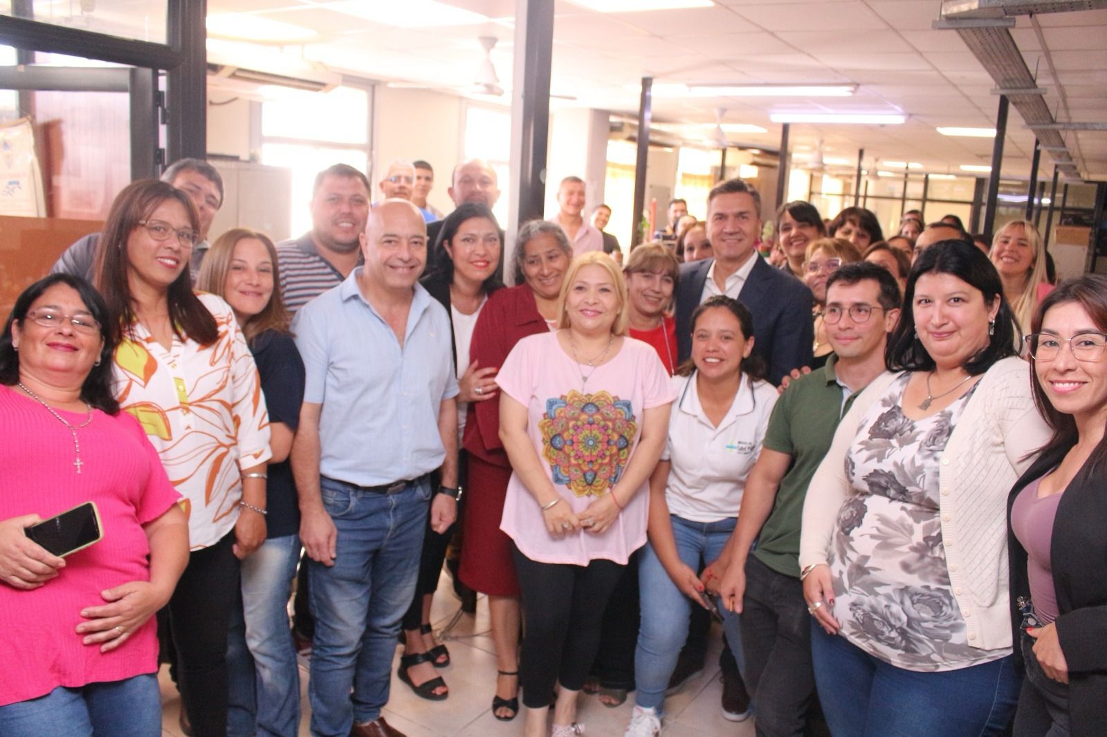 ZDERO SALUDÓ Y DIALOGÓ CON TRABAJADORES DE CASA DE GOBIERNO. 