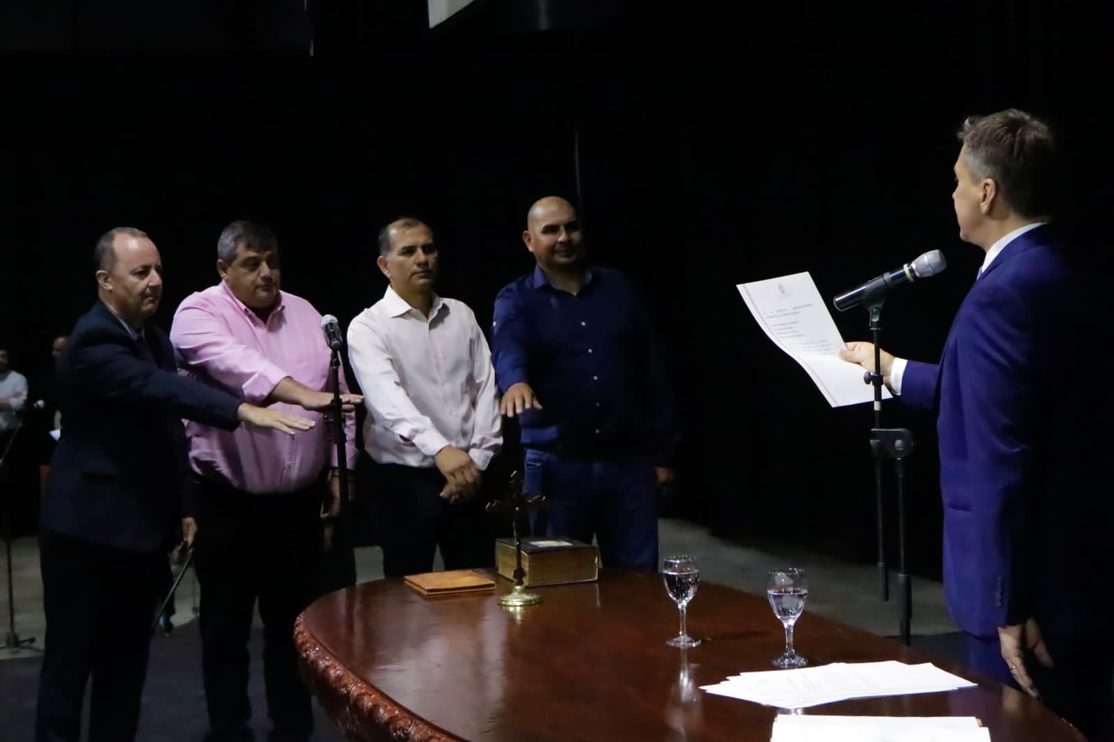 EL GOBERNADOR ZDERO TOMÓ JURAMENTO A SUBSECRETARIOS DEL EJECUTIVO Y LES PIDIÓ TRABAJAR 24.7 PARA RESOLVER LOS PROBLEMAS DEL CHACO. 