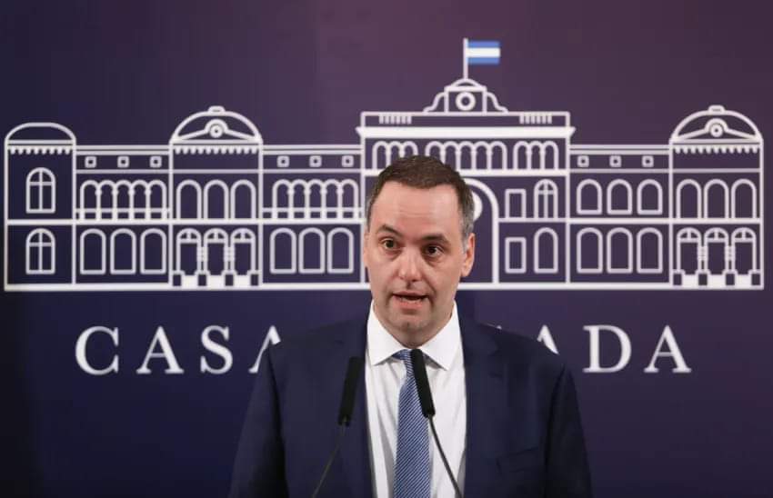 EL GOBIERNO ANUNCIÓ QUE VENDERÁ AUTOS Y AVIONES OFICIALES Y CONFIRMÓ QUE HABRÁ PARITARIAS LIBRES. 