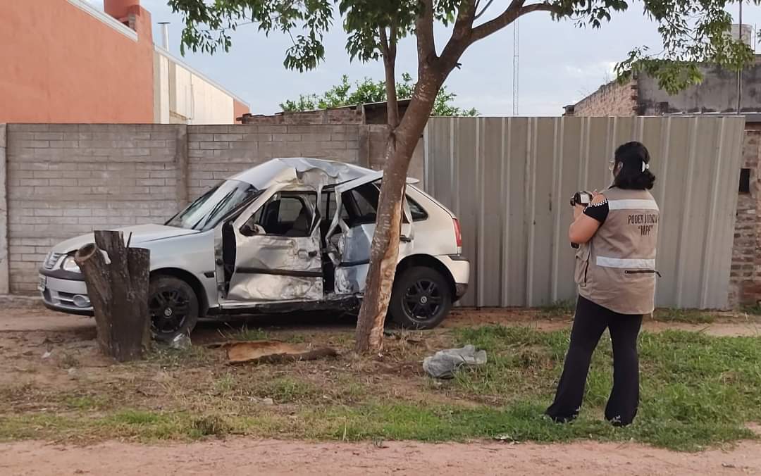 J.J CASTELLI: UN AUTOMOVILISTA PERDIÓ EL CONTROL Y EMBISTIÓ UN ÁRBOL 