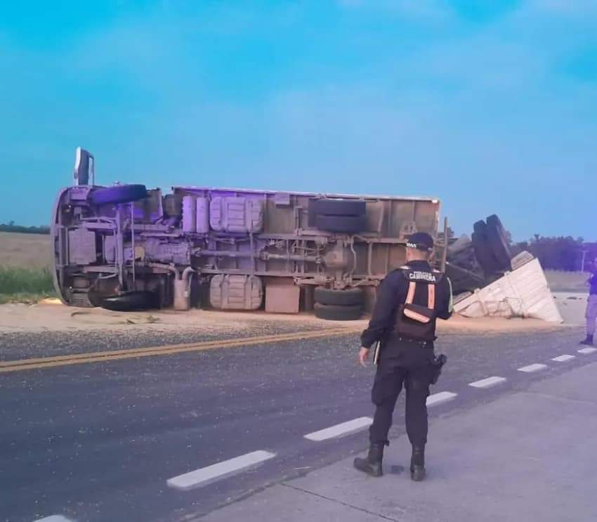SOJA SOBRE LA RUTA 16: UN CAMIÓN DESPISTÓ Y VOLCÓ LA CARGA. 
