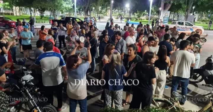 TRAS LOS ANUNCIOS DEL PRESIDENTE MILEI, HUBO CACEROLAZOS EN RESISTENCIA Y OTRAS CIUDADES DEL PAÍS.