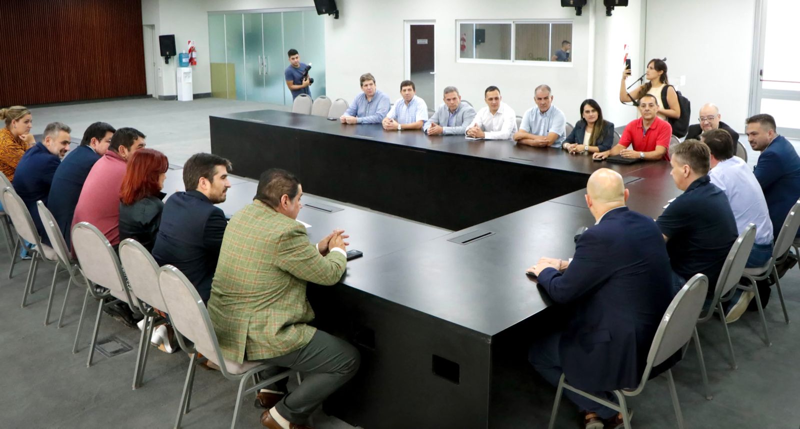 EL GOBERNADOR ZDERO RECIBIÓ A LA FEDERACIÓN ECONÓMICA DE LA PROVINCIA.