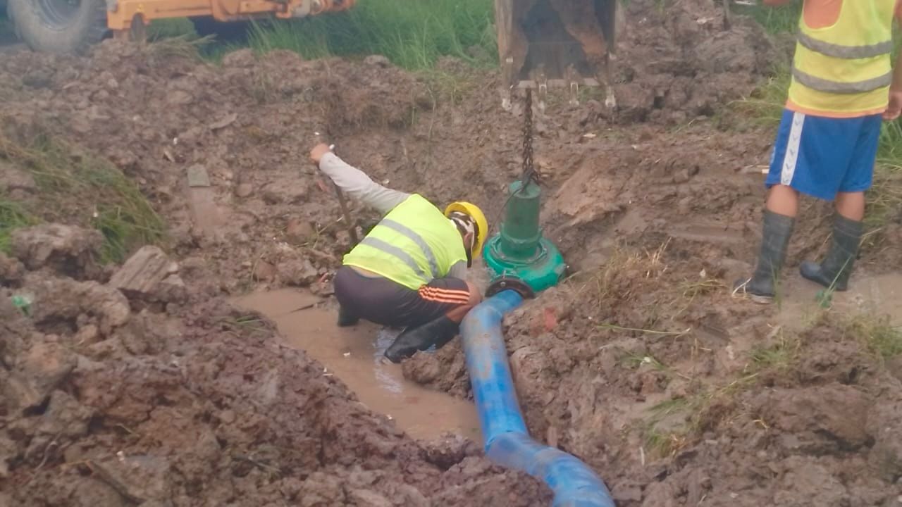 SAMEEP REPARA LA ROTURA DE UN CAÑO EN RESISTENCIA.