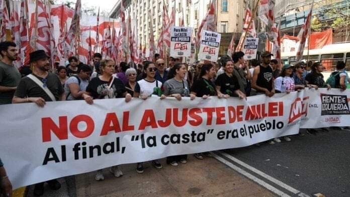 SINDICATOS Y ORGANIZACIONES SOCIALES SE MOVILIZAN HASTA PLAZA DE MAYO CONTRA EL DNU DE MILEI.