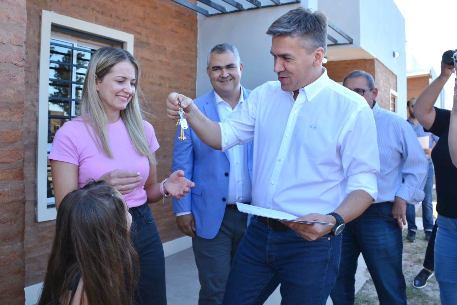 EN SANTA SYLVINA, ZDERO ENTREGÓ VIVIENDAS Y TÍTULOS DE PROPIEDAD A VECINOS DE LA LOCALIDAD.