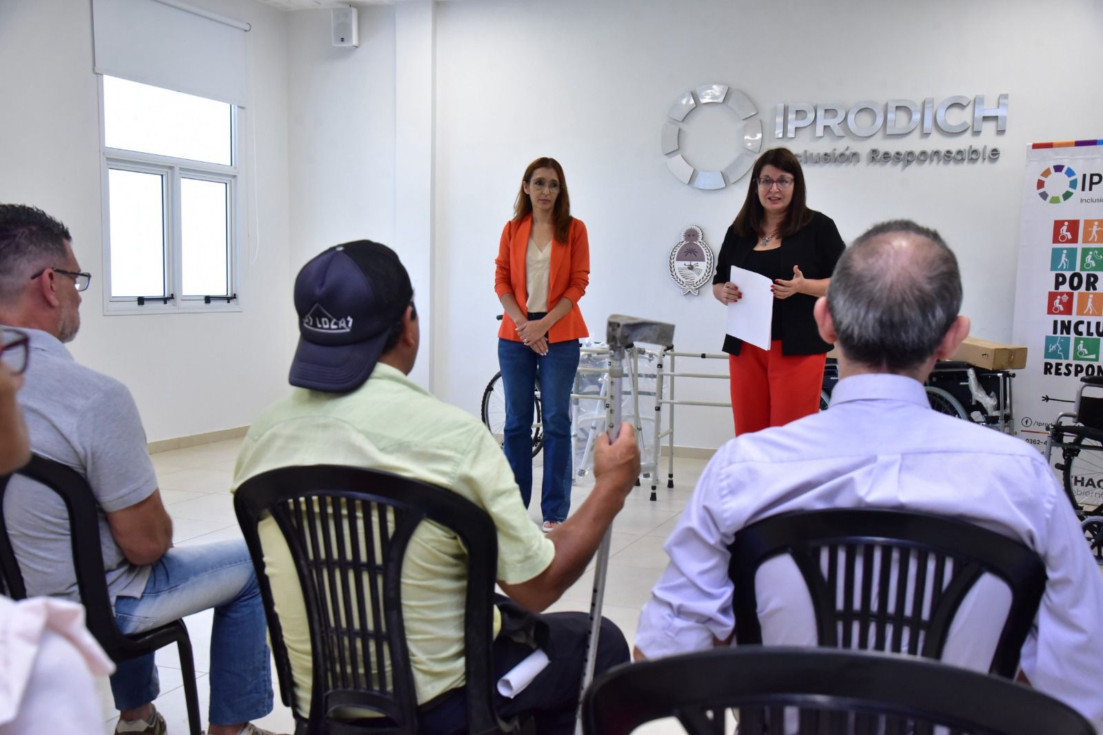 EL IPRODICH ENTREGÓ SILLAS DE RUEDAS A PERSONAS CON DISCAPACIDAD DE RESISTENCIA.