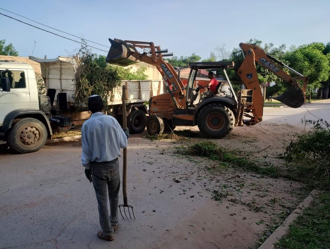 EL MUNICIPIO LOCAL CONTINÚA CON LA RECOLECCIÓN DE RAMAS, LIMPIEZA DE CALLES Y AVENIDAS. 