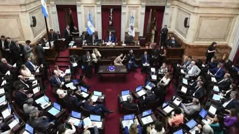 TRAS VENCERSE EL CONGELAMIENTO, LOS SENADORES PASARÍAN A COBRAR $ 9,5 MILLONES EN ENERO.