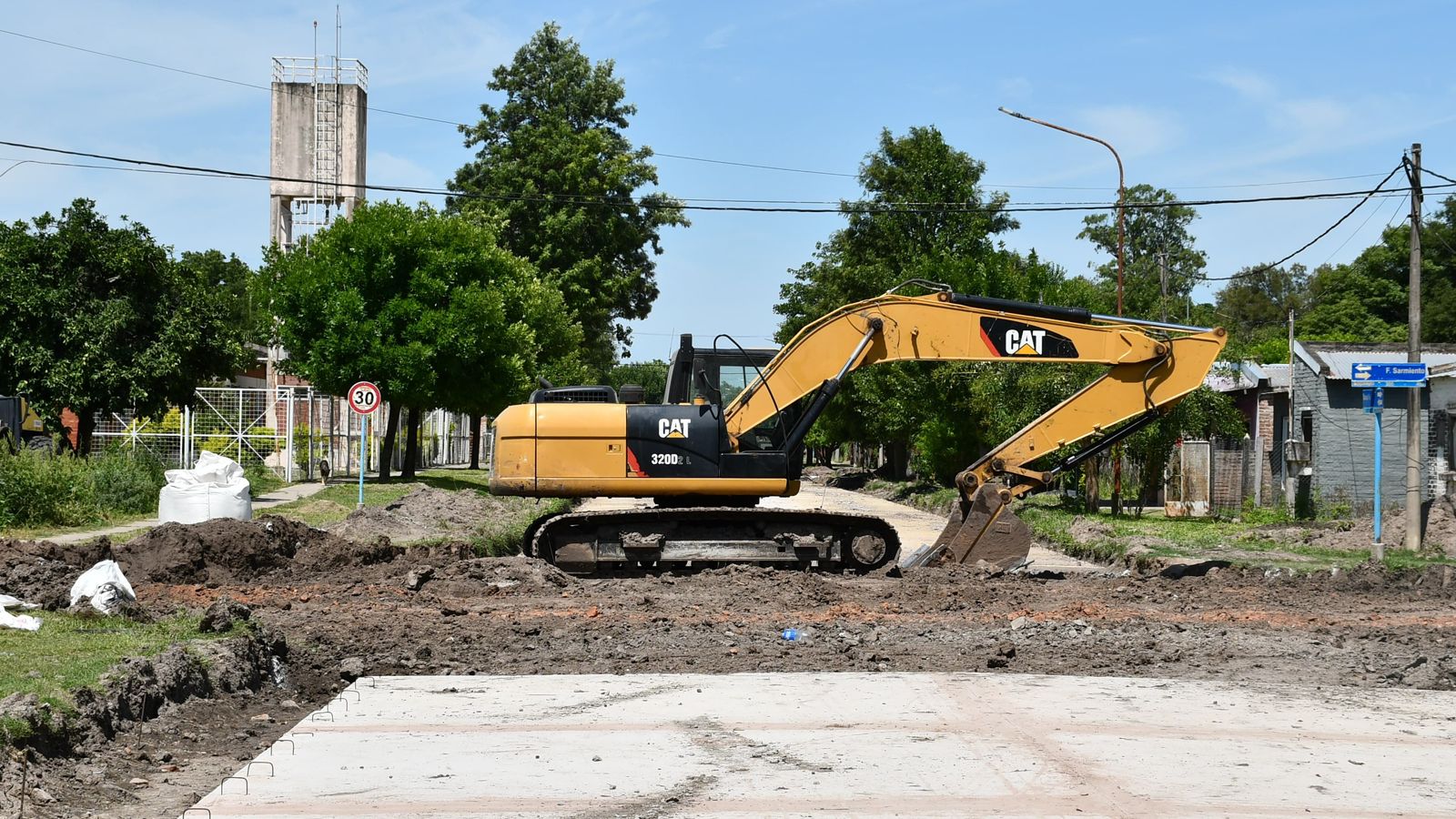 EL GOBIERNO PROVINCIAL EJECUTA CUADRAS DE PAVIMENTO URBANO EN LA LOCALIDAD DE COTE LAI.  