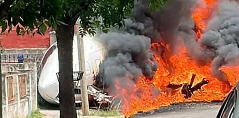 SE DESPISTÓ UN AVIÓN EN BUENOS AIRES Y CHOCÓ CONTRA UNA CASA: MURIERON EL PILOTO Y EL COPILOTO.