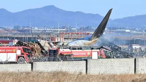 UN AVIÓN SE ESTRELLÓ AL ATERRIZAR EN UN AEROPUERTO EN COREA DEL SUR: MURIERON 179 PERSONAS.